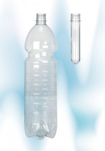 Une bouteille de boisson en PET finie comparée à la préforme à partir de laquelle elle est fabriquée