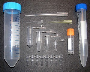 Föremål av polypropen för laboratoriebruk, blå och orange stängningar är inte gjorda av polypropen