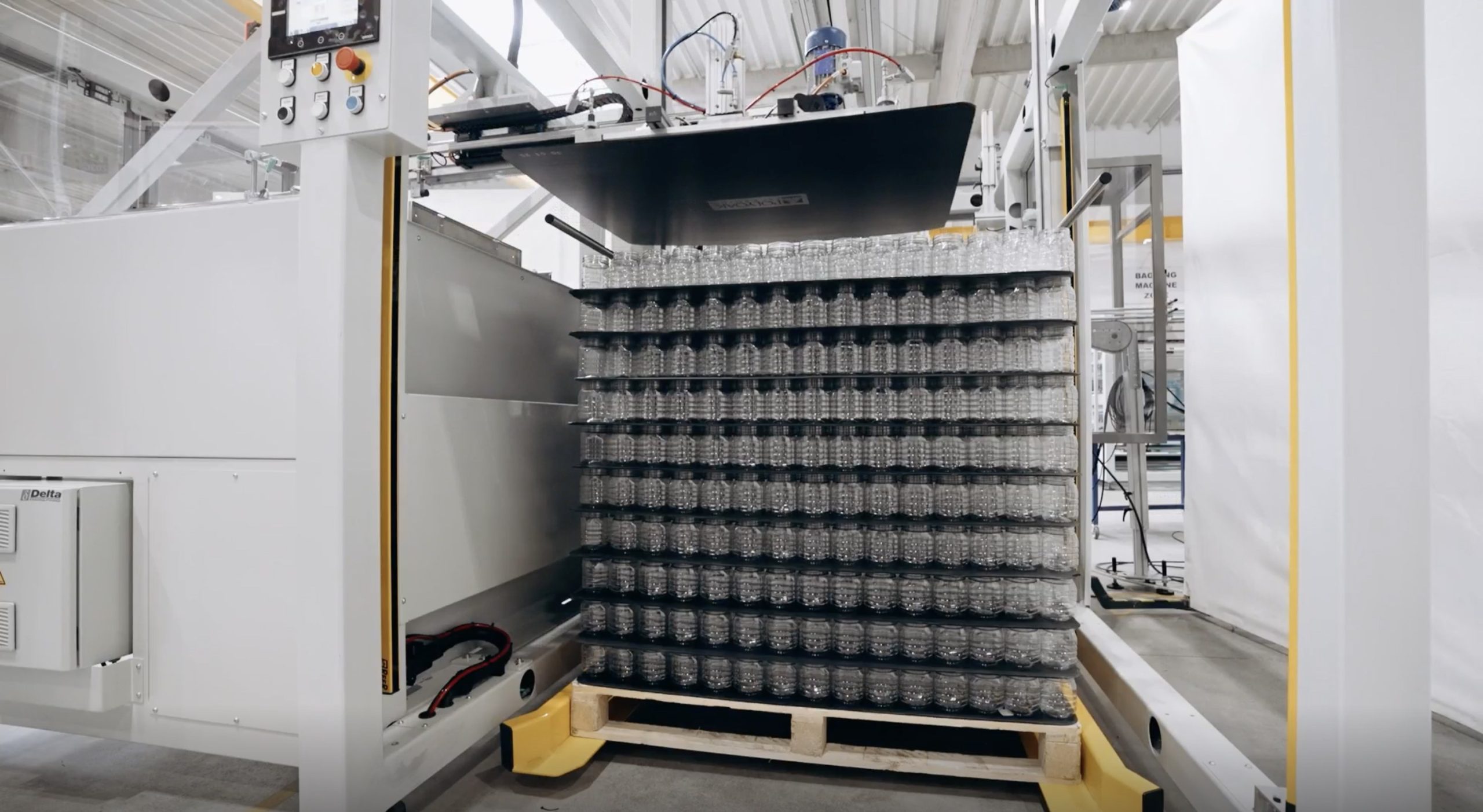 Palletizing systeem van Delta Engineering stapelt flessen op een pallet